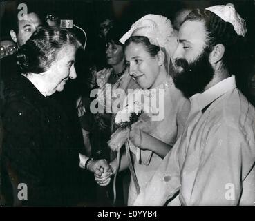 Nov. 11, 1971 - Sig.ra Golda Meir come ospiti di nozze.: Ruth Alexandrovich e Yeshayahu Averbuch, che sono passati per le carceri sovietica Foto Stock