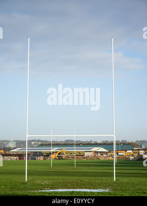 Un pubblico campo da gioco con montanti di rugby Foto Stock