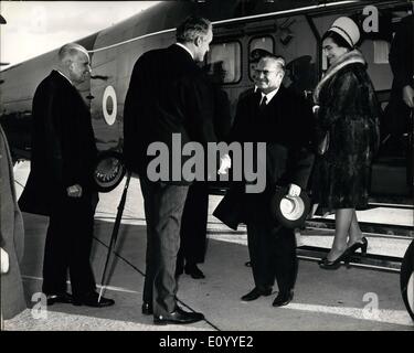 Nov. 11, 1971 - Rubrica Home... Aeroporto di Londra: il Presidente jugoslavo Josef Tito, che oggi è diventato il primo Capo di Stato per arrivare a Buckingham Palace in elicottero, fasi off the Wessex elicottero della regina del volo di Heathrow airport della regina del volo all'aeroporto di Heathrow questo pomeriggio dopo che arrivano dalla residenza reale. Presidente Tito, accompagnata un diritto da Mafame Tito, è stato accolto dal Signore Ferris, rappresentante della regina. La presente stapped per tutta la notte a Londra il suo ritorno a casa dalla visita in Canada e Stati Uniti Foto Stock