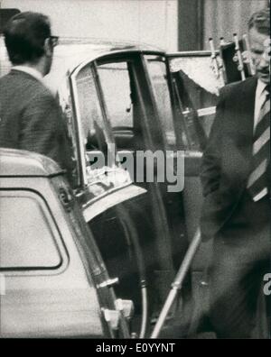 Il 12 Dic. 1971 - Ambasciatore Giordano girato a Londra: l'ambasciatore giordano, il sig. Zaid al Rifa'l, è stato lievemente ferito oggi quando è stato girato da sub-machine gun proiettili a Londra. Egli è stato portato in ospedale in cui è stato dichiarato che egli era ""leggermente ferito''. L'ambasciatore è stato attaccato come egli era il suo modo di ambasciata giordana in alto Phillimore Gardens, Kensington. La foto mostra l'Ambasciatore dell'auto, che mostra la finestra infranta, raffigurato al di fuori di San Mary Abbots Hospital di oggi. Foto Stock