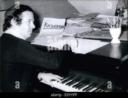 Il 12 Dic. 1971 - Un'opera scritta appositamente per le Olimpiadi 1972: Joachim Ludwig, un compositore di Monaco di Baviera, è stato incaricato di scrivere un opera che deve essere eseguita durante i Giochi Olimpici di Monaco di Baviera nel 1972. Il 38 anno vecchio musicista è di lavorare lontano al fine di soddisfare la sua scadenza. (Foto) Herr Ludwig compose il suo primo pezzo per pianoforte all'età di 11, ha fatto il suo debutto come pianista all'età di dodici anni e ha studiato pianoforte, composizione e condurre a Dresda, Berlino, Parigi, Salisburgo e quando uno dei suoi insegnanti fu celebrato direttore Herbert von Karajan Foto Stock