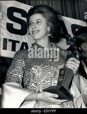 Il 12 Dic. 1971 - Princess Anne riceve sportive del premio di anno, Princess Anne detiene il suo trofeo in The Bloomsbury Hotel nel centro di Londra, la notte scorsa, dopo aver ricevuto il British Sports scrittori. Associazione sportive del premio di anno, Foto Stock