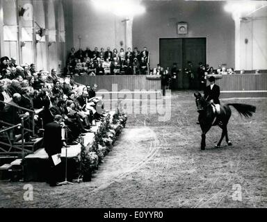 Il 12 Dic. 1971 - Princess Anne al Royal Horse Show. La regina e il Duca di Edimburgo , e il re dell'Afghanistan , con S.A.R. La principessa Bilquis ha visto un display di cavalli della scuola di equitazione del Royal Mews a Buckingham Palace la scorsa notte. Climas del display è stata la principessa Anna che rode nell'arena. La foto mostra il Princess Anne equitazione nell'arena la scorsa notte. Il Royal Box con il Re dell'Afghanistan , H.M. La regina Elisabetta II e di altri membri della famiglia reale è sulla sinistra. Foto Stock