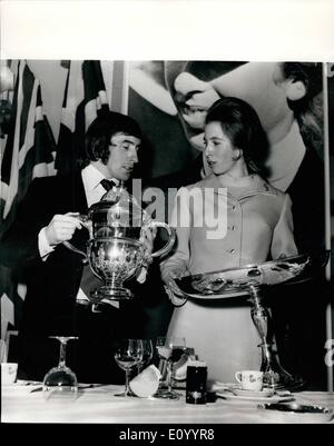 Il 12 Dic. 1971 - Princess Anne e Jackie Stewart ricevere riconoscimenti.: Princess Anne e Jackie Stewart questo pomeriggio ha ricevuto la loro Daily Express sportive e sportivo dell'anno premi al Hotel salati. La principessa Anna la Comunità tre giorni di manifestazione equestre, interrogata 51 per cento del totale dei voti per gli sportivi dell'anno, ma Jackie Stewart, campione del mondo racing driver, beat atleta Dave Bedford da solo 32 voti. La foto mostra il Princess Anne e Jackie Stewart nella foto con loro i premi dopo la presentazione odierna. Foto Stock