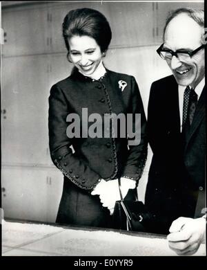 Il 12 Dic. 1971 - gemma di una Principessa.... Princess Anne sguardi su di un display di diamanti del valore di oltre 2 milioni di euro, quando ha pagato una visita agli uffici della Diamond Trading Company, in Charterhouse Street, Londra, oggi. Foto Stock