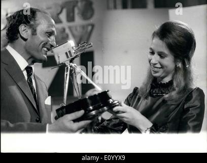 Il 12 Dic. 1971 - Princess Anne riceve BBC Sports Award: Princess Ann riceve la British Broadcasting Corporation di ''Sport personalità dell'anno'' Award, fro forker heavyweight boxer Henry Cooper, davanti a milioni di telespettatori, presso il Teatro della BBC a Londra la scorsa notte. Foto Stock