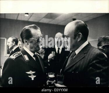 Il 12 Dic. 1971 - Riunioni ministeriali della NATO a Bruxelles. Il belga il Ministro della Difesa, sig. P.W. La Segers, ha offerto un pranzo nel ristorante della NATO per la difesa ministri che partecipano alle riunioni e visto qui da sinistra a destra sono: Generale Johannes Steihoff, Presidente del Comitato militare e il sig. R. Melvin Laird, il Segretario alla difesa degli Stati Uniti. Foto Stock