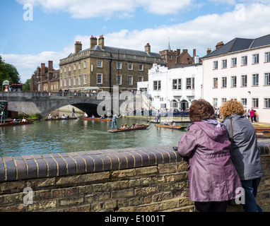 Due donne guardando i barcaioli scommettitori sul fiume Cam a Cambridge Foto Stock