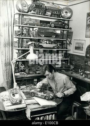 11 gennaio 1972 - a soli ventisette anni Christian Huet ha già avuto quattordici vetture di modello che egli ha fatto esposti. Ha una grande passione per la realizzazione di modelli di vetture da corsa. Qui egli è raffigurato tra le sue varie creazioni. Foto Stock