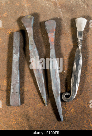 Artigiani Nicole & Harry Hansen, Sterling & acciaio, creare un originale sterling silver e pezzi di ferro Foto Stock
