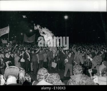 Febbraio 02, 1972 - 122 arrestati a Londra Ulster dimostrazione: centinaia di polizia a White Hall la scorsa notte agganci con quasi 5.000 quando un corteo di protesta oltre il 13 Londonderry decessi lo scorso weekend si è sviluppata in un tumulto. Molti tentativi sono stati fatti per crash attraverso forze di polizia al 10 di Downing Street con 13 bare simbolici sono stati gettati indietro. Arresti totalizzato 122, e 55 poliziotto e 36 altre persone sono state ferire. Mostra fotografica di manifestanti barenatura della Union Jack flag in Whitehall Ultimo notti come fuochi d'artificio sparsi cavalli della polizia. Foto Stock