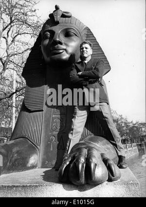 Burt Lancaster sulla Sfinge a Embankment Gardens Foto Stock