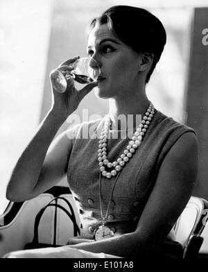 L'attrice Claire Bloom prende drink presso Savoy Hotel Foto Stock