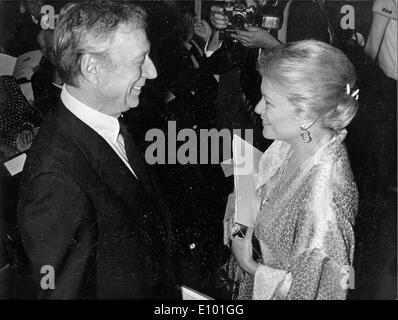 Yves Montand e Grace Kelly chat a beneficio Foto Stock