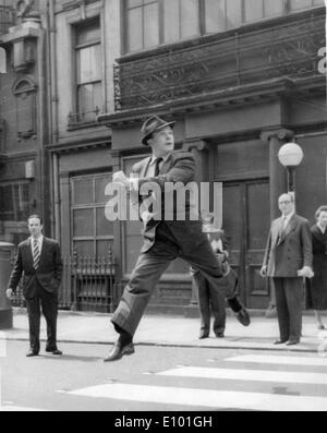 Ballerino Gene Kelly danze attraverso street Foto Stock