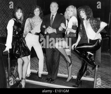 Attore Gene Kelly con Hot Gossip ballerini Foto Stock