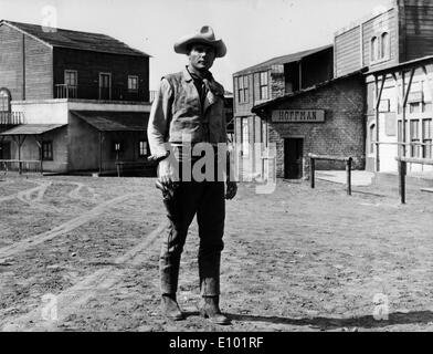 Attore Adam West in un film western scena Foto Stock