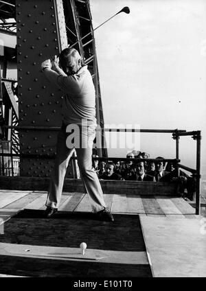 Giocatore di golf Arnold Palmer tees off Torre Eiffel Foto Stock