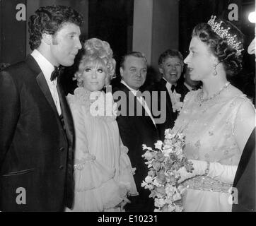 Queen Elizabeth II incontra il cantante Tom Jones Foto Stock