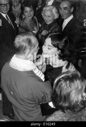 Attori Audrey Hepburn e Maurice Chevalier in film Foto Stock