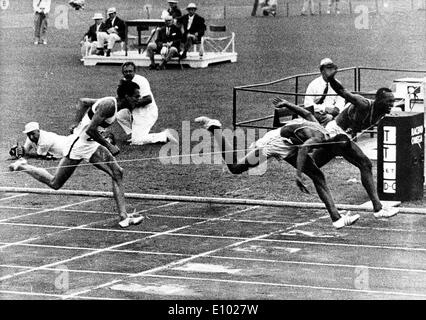 Runner Lee Calhoun vince gara olimpica Foto Stock