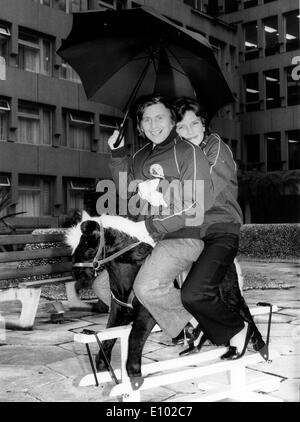 La British Horse jockey Willie Carson rides del cavallo giocattolo Foto Stock