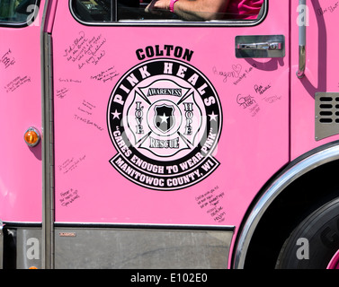 Logo sulla porta della Rosa camion dei pompieri, simbolo per la rosa di beneficenza guarisce il fund raising e organizzazione di supporto per i pazienti malati di cancro Foto Stock