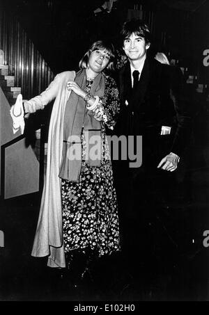 Anthony Perkins e Berry Berenson vedere band Foto Stock