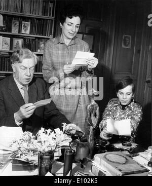 Scrittore Cecil Day-Lewis nel suo studio Foto Stock