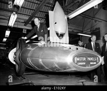 DONALD Malcolm Campbell British record di velocità interruttore che ruppe otto mondiale assoluta dei record di velocità su acqua e terra degli anni cinquanta e sessanta Foto Stock