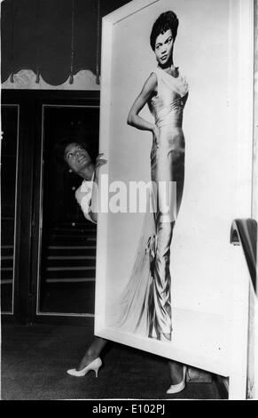 Cantante Eartha Kitt con life-size ritratto Foto Stock