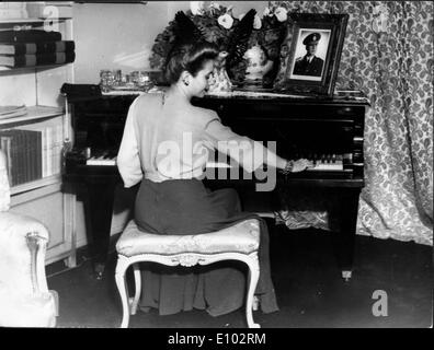 Eva Peron suona il pianoforte a casa Foto Stock