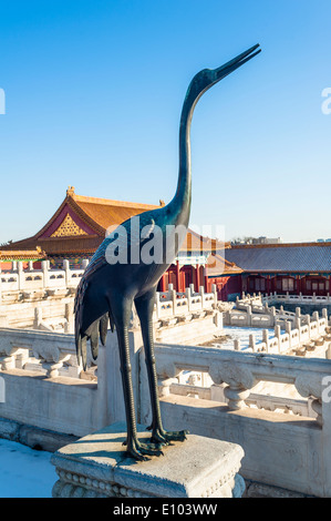 Un bronzo di proprietà di gru in Città proibita Foto Stock