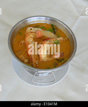 Spicy Tom Yum Goong minestra con scampi giganti, Bangkok, Thailandia Foto Stock