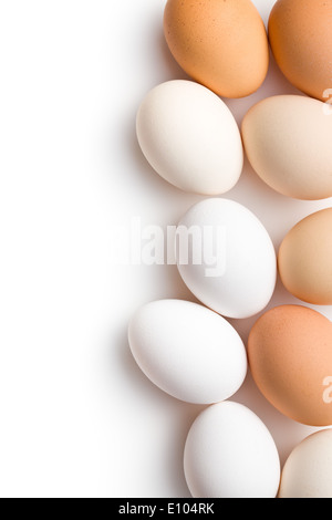 Uova fresche su sfondo bianco Foto Stock