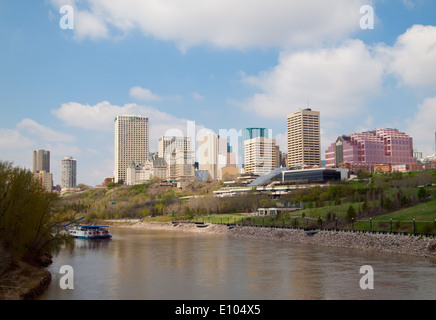 Una vista del centro di Edmonton skyline e il Nord del Fiume Saskatchewan. Edmonton, Alberta, Canada. Foto Stock