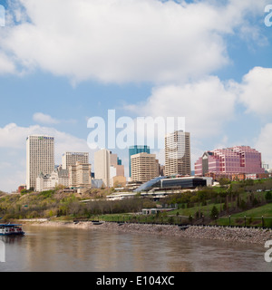 Una vista del centro di Edmonton skyline e il Nord del Fiume Saskatchewan. Edmonton, Alberta, Canada. Foto Stock