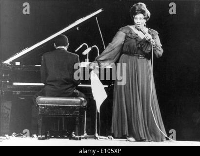 Il cantante Ella Fitzgerald di eseguire sul palco Foto Stock