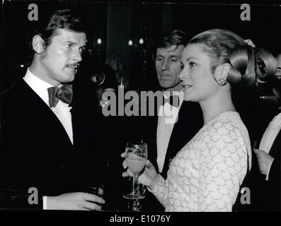 Febbraio 02, 1970 - La Principessa Grace a T.V. Festival: l annuale T.V. Festival si è tenuto a Monte Carlo di ieri. La foto mostra la Principessa Grace fotografato con l'attore britannico Roger Moore (sinistra). Attore americano Edward meeks è visibile al centro. Foto Stock