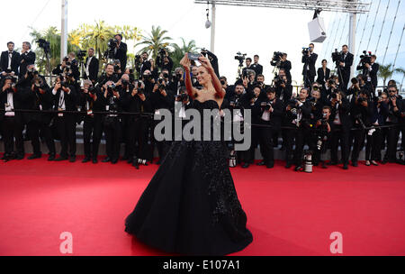 Cannes, Francia. Il 20 maggio 2014. Il modello CECA Petra Nemcova prende una foto per se stessa come lei arriva per lo screening del 'Deux Jours, Une Nuit' ('due giorni e una Notte') durante la 67th Cannes Film Festival di Cannes, Francia, 20 maggio 2014. Il film è presentato nella competizione ufficiale del festival che corre dal 14 al 25 maggio. Credito: Voi Pingfan/Xinhua/Alamy Live News Foto Stock