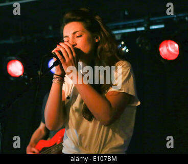 (140520) -- Francoforte, 20 maggio 2014 (Xinhua) -- Luca Vasta, una cantante tedesca di origine italiana, esegue in Nachtleben a Francoforte in Germania il 20 maggio 2014. (Xinhua/Luo Huanhuan) Foto Stock