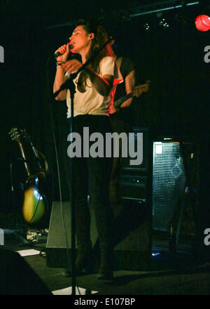 (140520) -- Francoforte, 20 maggio 2014 (Xinhua) -- Luca Vasta, una cantante tedesca di origine italiana, esegue in Nachtleben a Francoforte in Germania il 20 maggio 2014. (Xinhua/Luo Huanhuan) Foto Stock