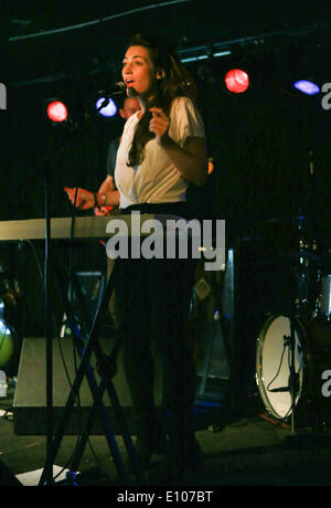 (140520) -- Francoforte, 20 maggio 2014 (Xinhua) -- Luca Vasta, una cantante tedesca di origine italiana, esegue in Nachtleben a Francoforte in Germania il 20 maggio 2014. (Xinhua/Luo Huanhuan) Foto Stock