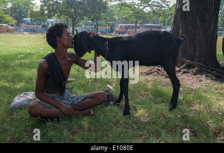 (140521) -- Calcutta, 21 maggio 2014 (Xinhua) -- un pastore bacia la sua capra vicino a terra Maidan di Calcutta, capitale dell'est lo stato indiano del Bengala Occidentale, 20 maggio 2014. (Xinhua/Tumpa Mondal) Foto Stock