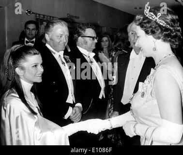 Queen Elizabeth II incontra Genevieve Bujold Foto Stock