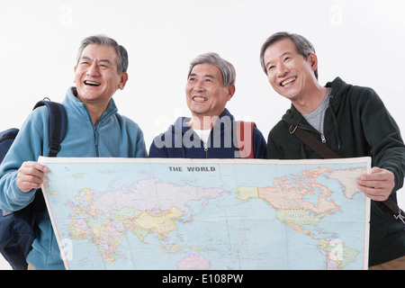 Tre uomini anziani guardando una mappa Foto Stock