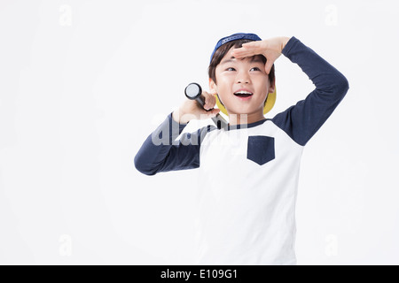 Un giovane ragazzo che posano con una mazza da baseball Foto Stock