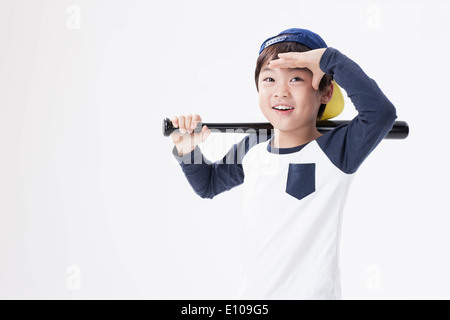 Un giovane ragazzo che posano con una mazza da baseball Foto Stock