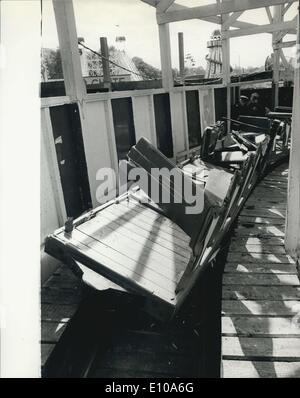 30 maggio 1972 - Cinque uccisi in Big Dipper Crash. Cinque persone - tre di loro sono bambini, sono stati uccisi questo pomeriggio a Battersea fun fair, quando uno dei treni sulla Big Dipper si è schiantato off the rails. La foto mostra il carrello disastrate off the rails, dopo questo pomeriggio di crash a Battersea Fun Fair. Foto Stock