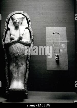 Mar 03, 1972 - I tesori di Tutankhamon mostra presso il British Museum. La mostra dei tesori di Tutankhamon sarà inaugurata dalla regina oggi presso il British Museum di Londra. Da domani la mostra sarà aperta al pubblico fino al 30 settembre. La foto mostra: uno dei tesori in fiera è questo modellino bara di legno sovrapposti con gesso e dorata con un modello di piuma decorazione. Foto Stock